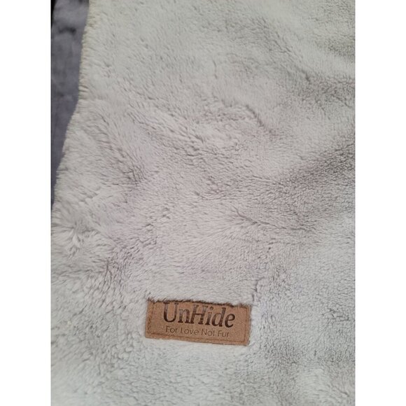 Unhide Faux Fur Throw Blanket Soft & Cozy 45" x 60" in light blue - Picture 6 of 11